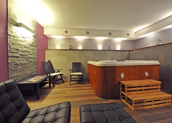 Hosquet לינה וארוחת בוקר 3*